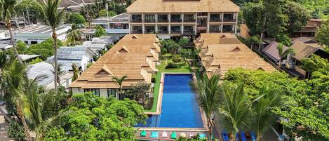 Outdoor pool, sun loungers