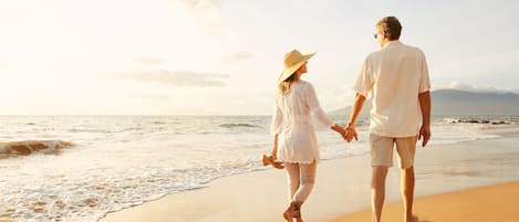 Vlak bij het strand, parasols, strandlakens