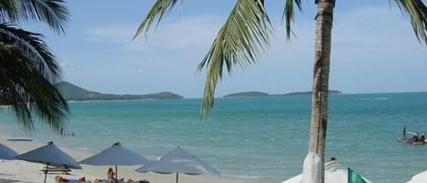 Beach nearby, white sand, beach towels