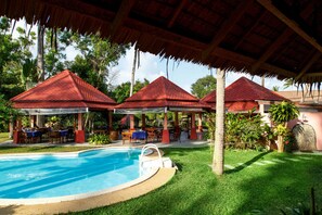 Outdoor pool, pool umbrellas - Marco Polo Resort & Restaurant (Koh Samui)
