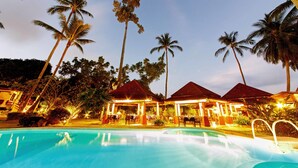 Outdoor pool, pool umbrellas - Marco Polo Resort & Restaurant (Koh Samui)
