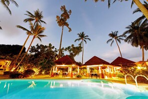 Outdoor pool, pool umbrellas - Marco Polo Resort & Restaurant (Koh Samui)