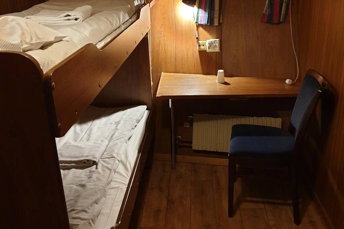 Standard Twin Room, Shared Bathroom | Strykejern/-brett og sengetøy