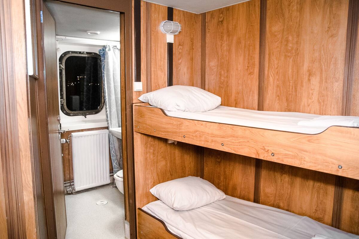 Cabin Without Window, 2 beds | Strykejern/-brett og sengetøy
