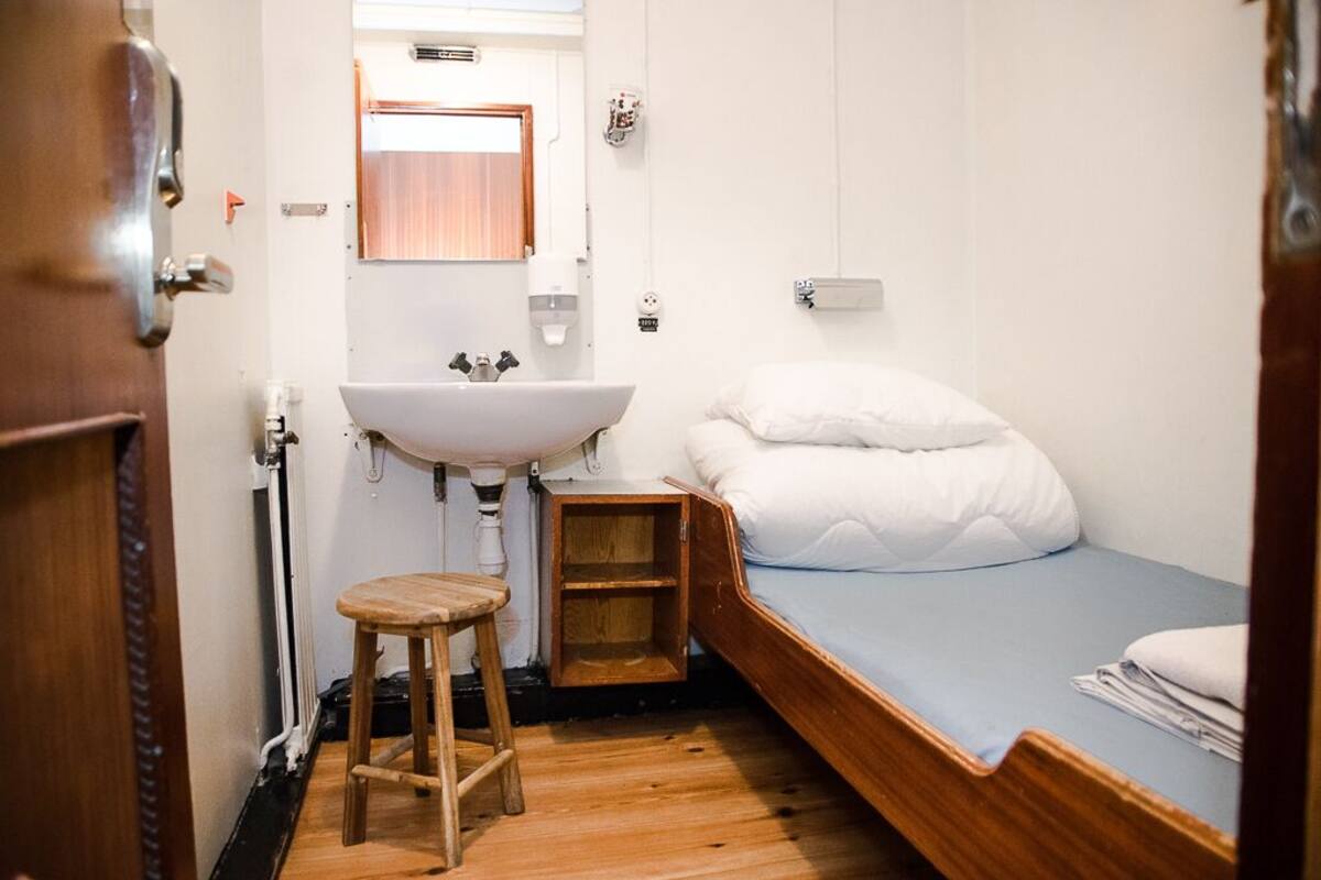 Cabin, Bathroom in Corridor | Strykejern/-brett og sengetøy