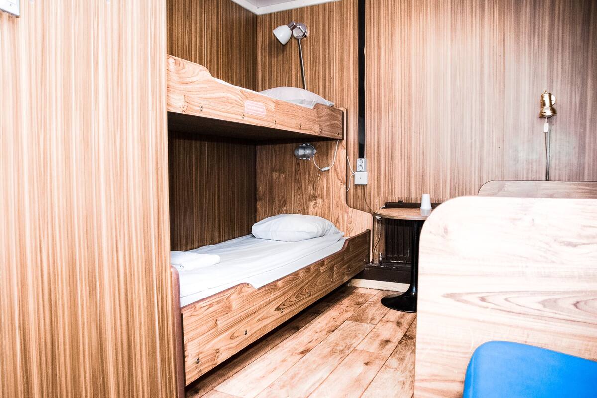 Cabin Without Window, 3 beds | Strykejern/-brett og sengetøy