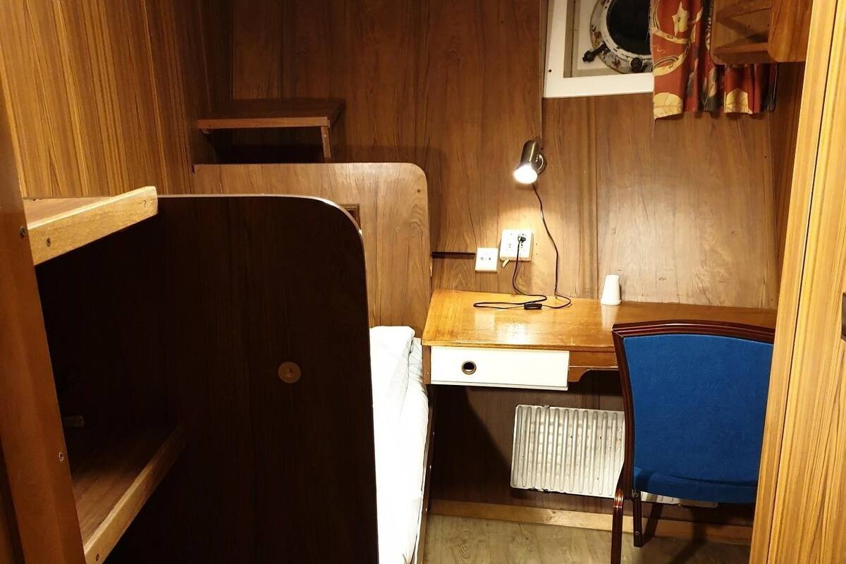Standard Single Room, Shared Bathroom | Strykejern/-brett og sengetøy