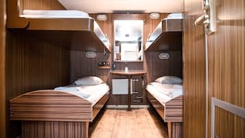 Cabin Without Window, 4 beds | Tabla de planchar con plancha y ropa de cama