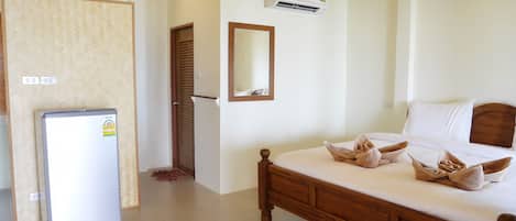 Comfort Bungalow, 1 Bedroom, Beachfront | Living area