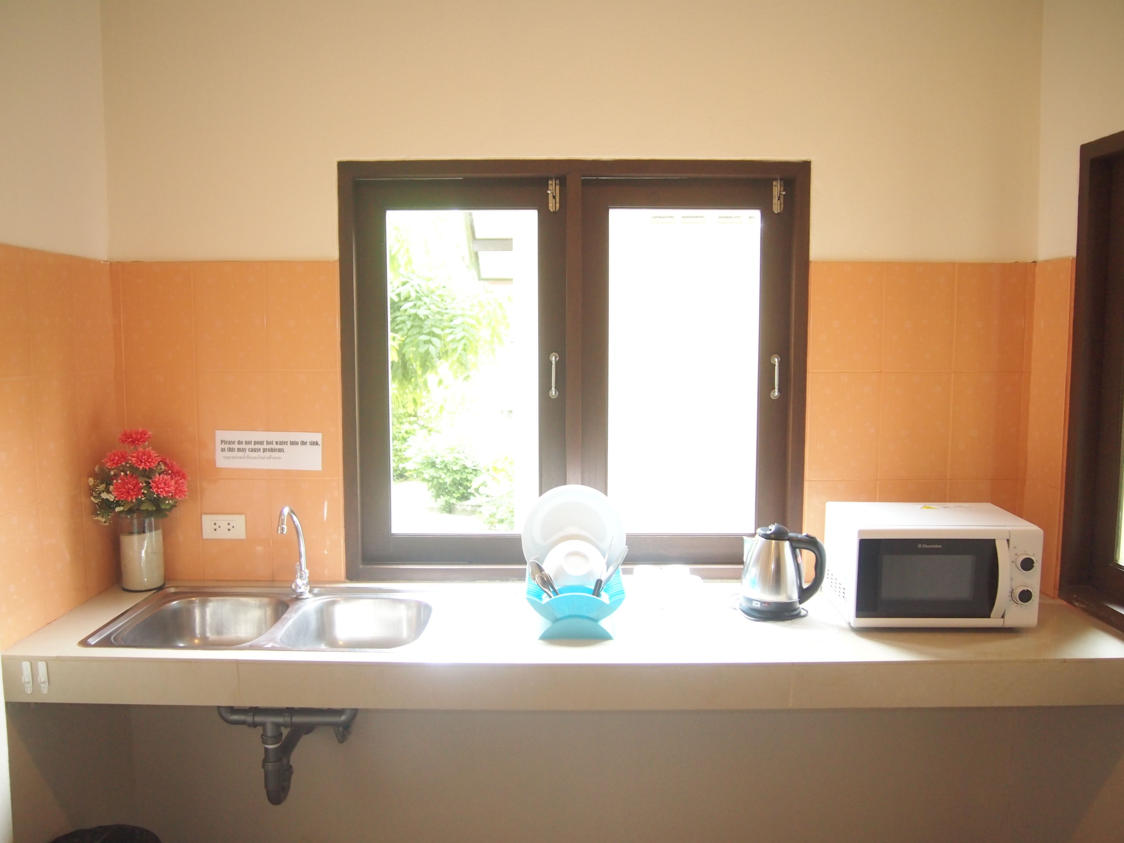 deluxe double room, garden view | private kitchenette | fridge