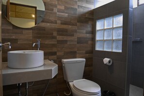 Deluxe Bungalow, 1 Bedroom, Garden View, Courtyard Area | Bathroom