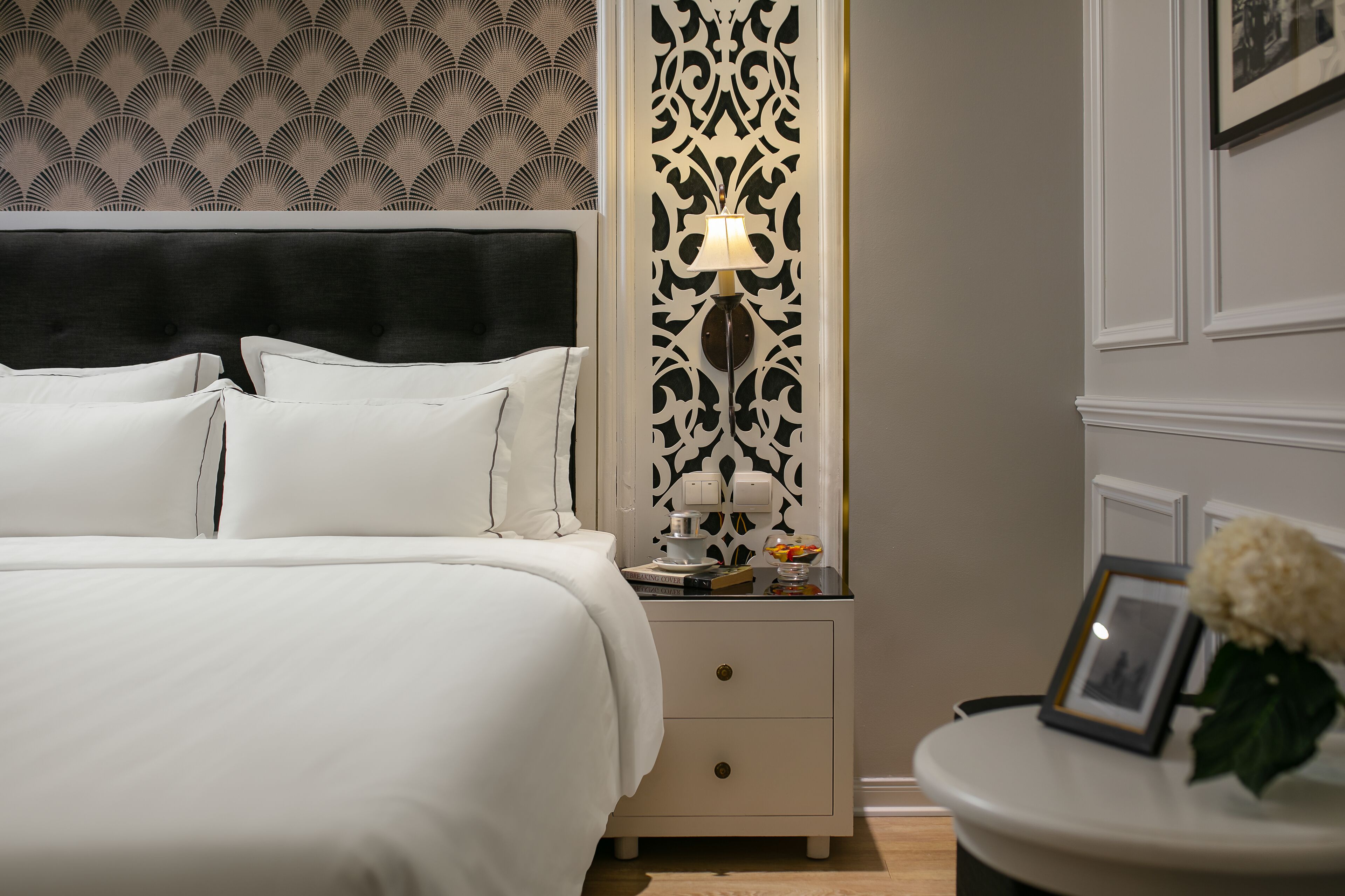 premium double room, 1 queen bed | living area | 32-inch flat-screen tv with cable channels, tv