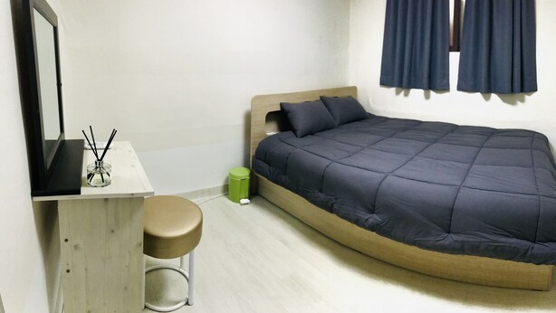 Private Double Room (Foreigners only) | Bureau, espace de travail pour ordinateurs portables