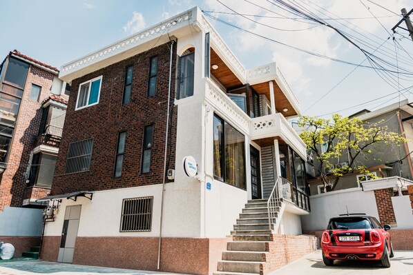 Free self parking - Chingu Guesthouse (Seoul)