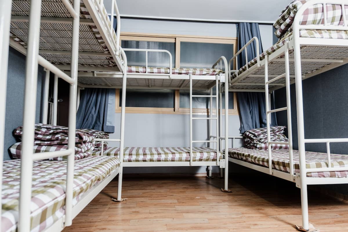 Escritorio, espacio para trabajar con un portátil, cortinas opacas