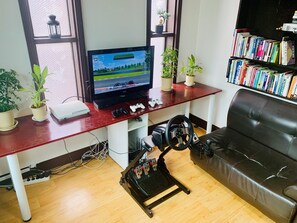 Una Smart TV, una consola de videojuegos, un reproductor de DVD
