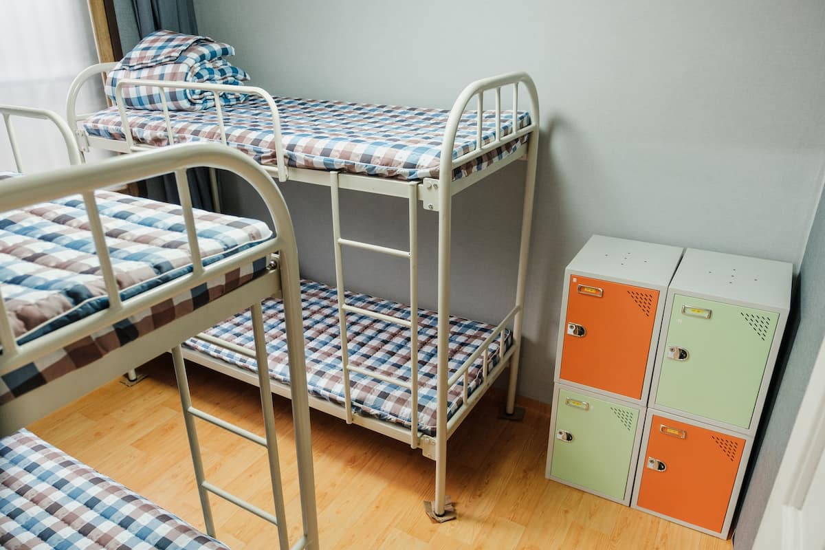 Escritorio, espacio para trabajar con un portátil, cortinas opacas