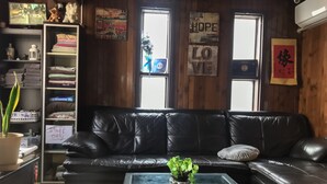 Smart TV, video-game console, DVD player - Chingu Guesthouse (Seoul)