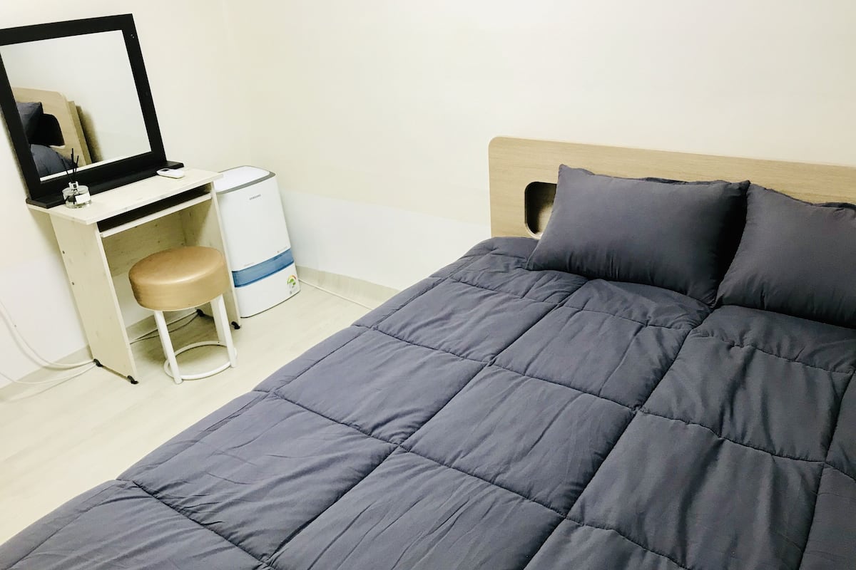 Private Double Room (Foreigners only) | Escritorio, espacio para trabajar con un portátil, cortinas opacas