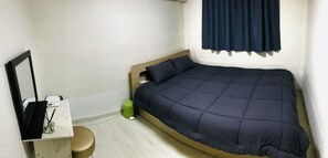 Private Double Room (Foreigners only) | 办 公桌、笔记本电脑工作区、遮光窗帘、熨斗/熨板