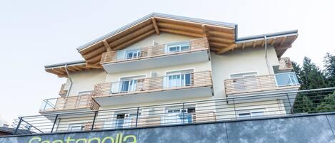 Un edificio hotel con diversi piani, balconi e un cartello che riporta la scritta "Fontanella Feelinghotel".