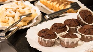 Diverse gebakjes te zien, waaronder koekjes en muffins.