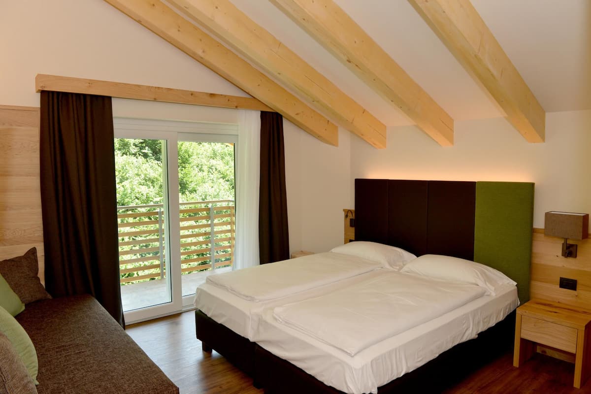 1 habitación, caja de seguridad en la habitación y escritorio