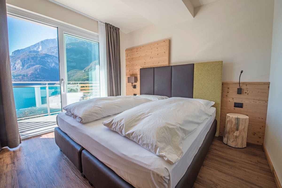 1 habitación, caja de seguridad en la habitación y escritorio