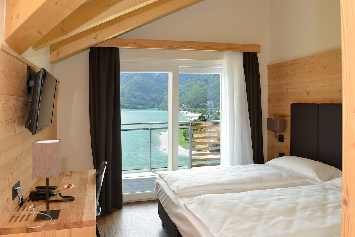 deluxe room, 1 bedroom | 1 bedroom, in-room safe, desk, soundproofing