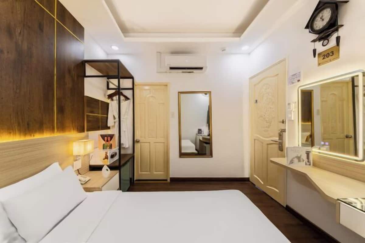 Minibar, in-room safe, iron/ironing board, free WiFi