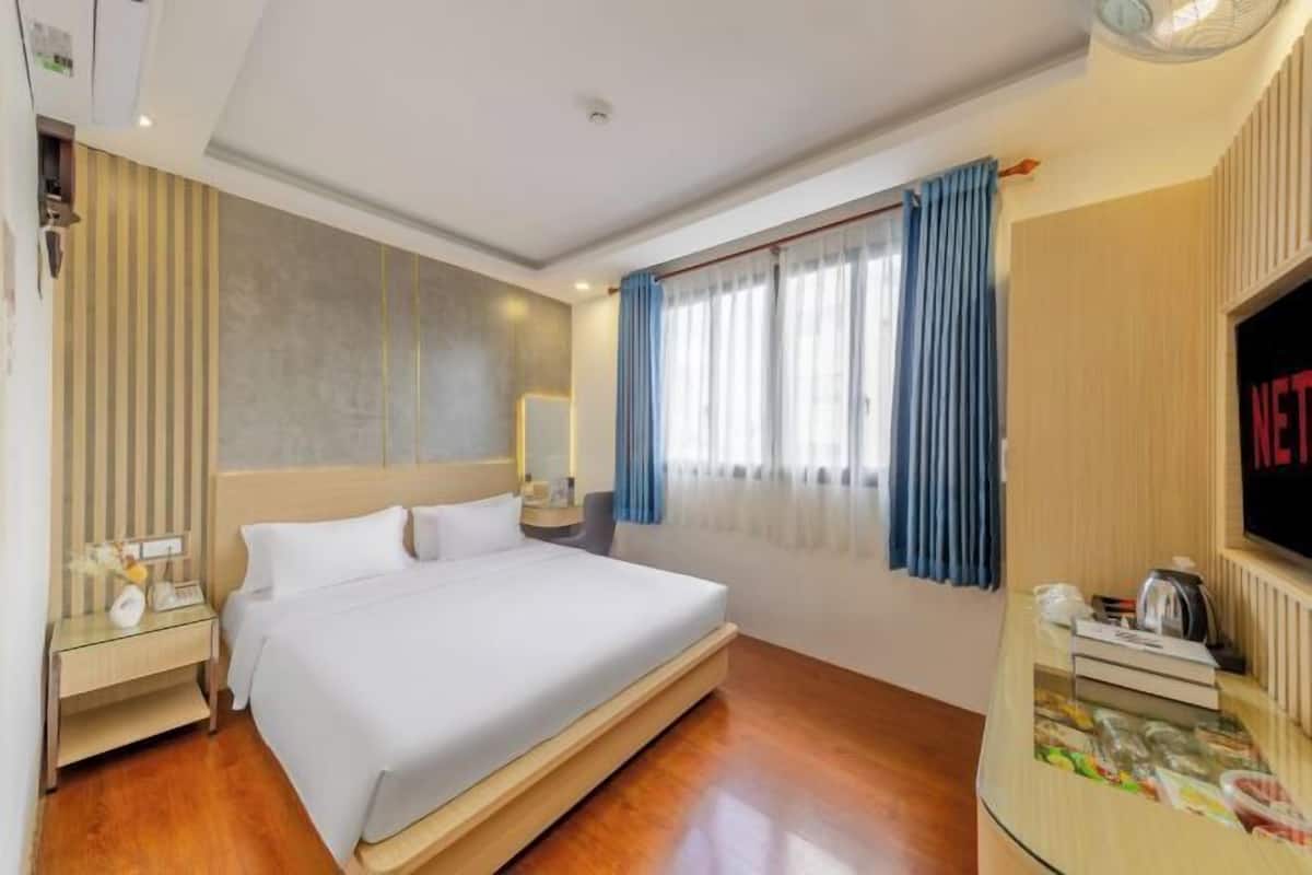 Minibar, in-room safe, iron/ironing board, free WiFi
