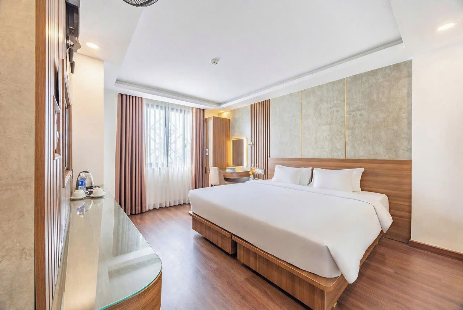 Premium Deluxe Double | Minibar, in-room safe, iron/ironing board, free WiFi