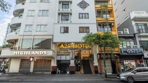 Un hôtel au design moderne, doté d’une entrée imposante et de plusieurs étages.