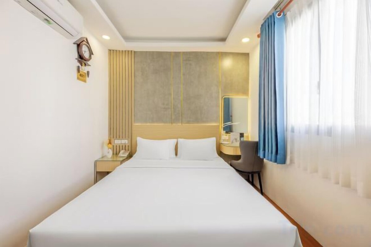 Minibar, in-room safe, iron/ironing board, travel cot