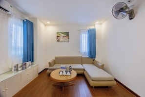 Habitación ejecutiva, vistas a la ciudad | Minibar, caja fuerte, tabla de planchar con plancha y wifi gratis