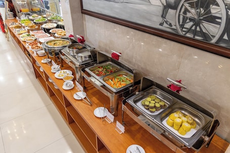 Free daily buffet breakfast