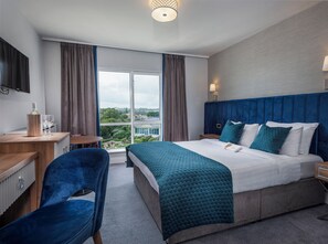 مكتب ومساحة عمل للكمبيوتر المحمول ومكواة/لوح كي وواي فاي مجانًا