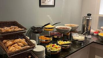 Café da manhã com buffet todos os dias (EUR 15 por pessoa)