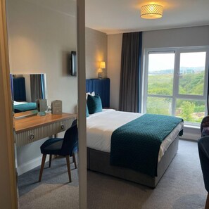 Habitación doble superior, 1 cama doble, vistas al mar | Escritorio y espacio para trabajar con un portátil