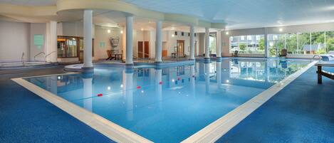 Sisäuima-allas, aurinkotuoleja