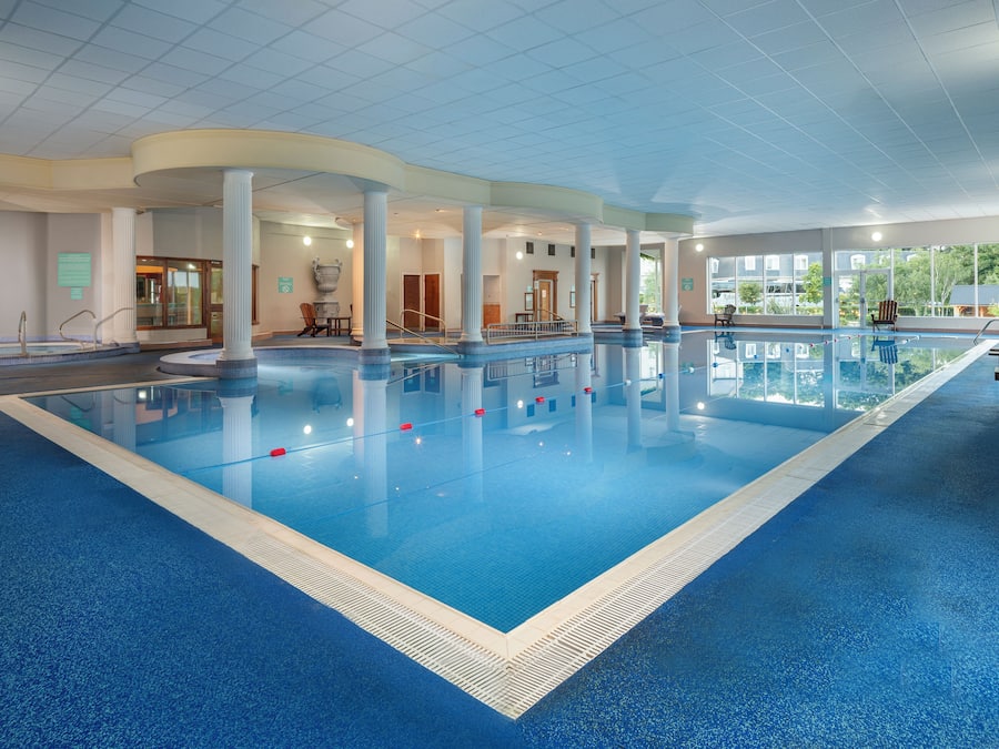 Indoor pool, sun loungers