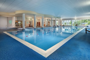 Piscine couverte, chaises longues