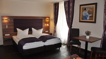 Hypo-allergenic bedding, in-room safe, desk, blackout drapes
