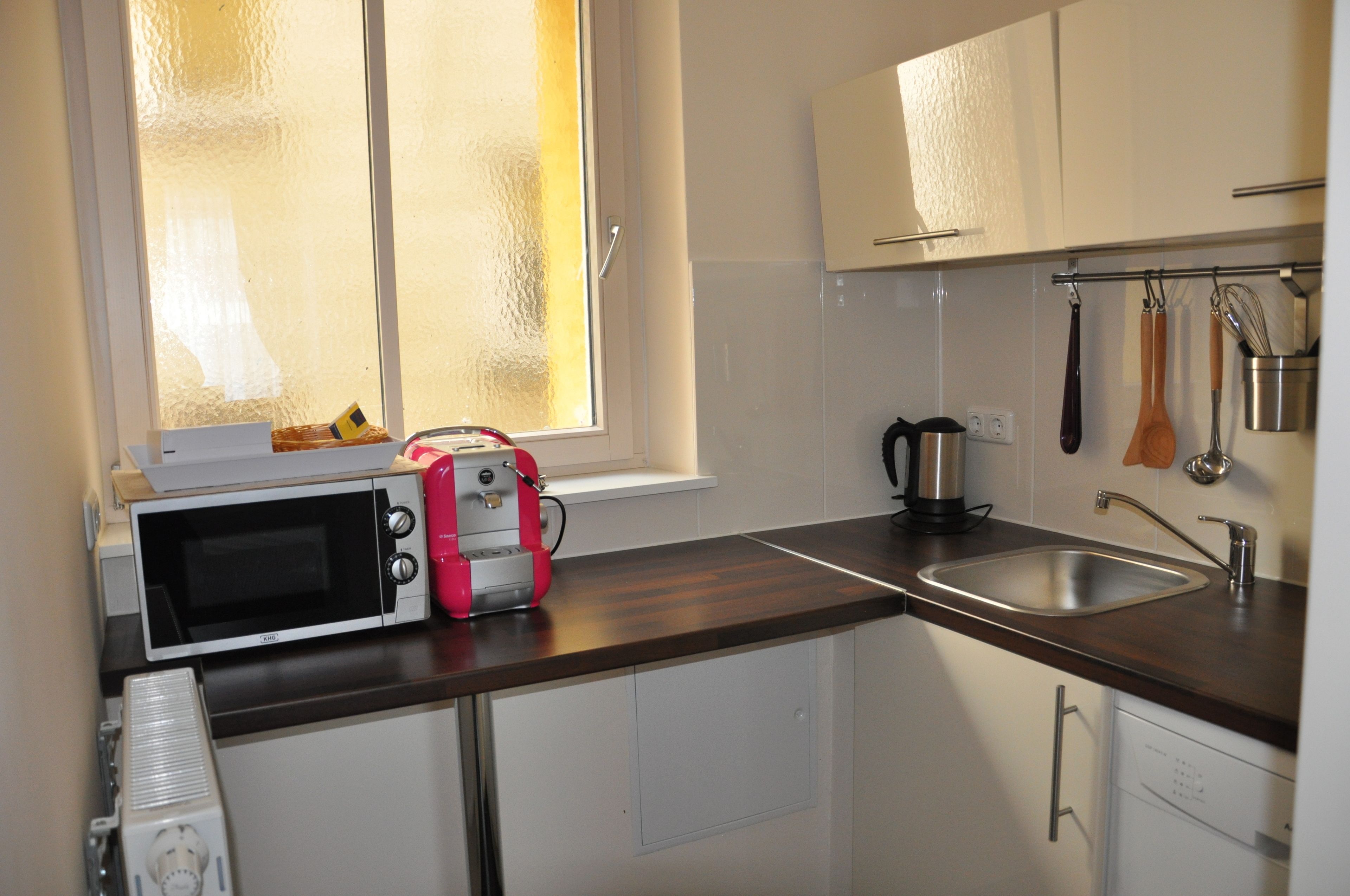 fridge, coffee/tea maker