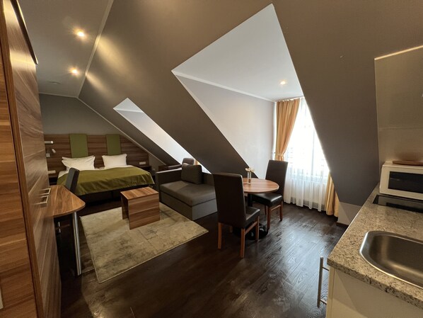 Comfort Double Room (3 pax) | Hypo-allergenic bedding, in-room safe, desk, blackout drapes - BATU Apart Hotel (Munich)