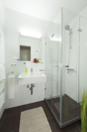 Shower, hair dryer, bidet, towels - BATU Apart Hotel (Munich)