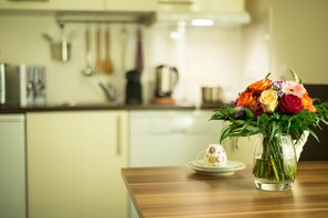 Standard Double Room | In-room dining - BATU Apart Hotel (Munich)