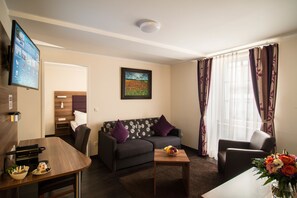 Deluxe Double Room | Living area | Flat-screen TV - BATU Apart Hotel (Munich)