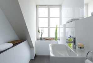 Comfort Double Room | Bathroom | Shower, hair dryer, bidet, towels - BATU Apart Hotel (Munich)