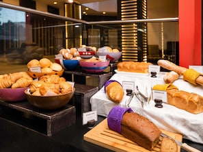 Petit déjeuner buffet servi tous les jours en supplément